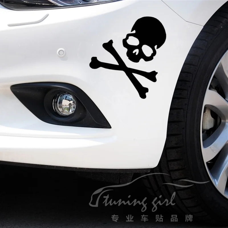 Totenkopf Knochen Aufkleber weiss auf Fahrzeug