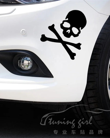 Gelber Totenkopf Sticker auf Motorradhelm Anwendung
