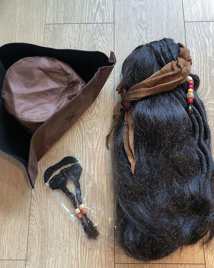Piratenhut mit Haaren braun Kunstleder Dreispitz mit Peruecke
