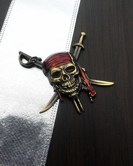 Goldenes Piraten Totenkopf 3D Emblem Detailansicht