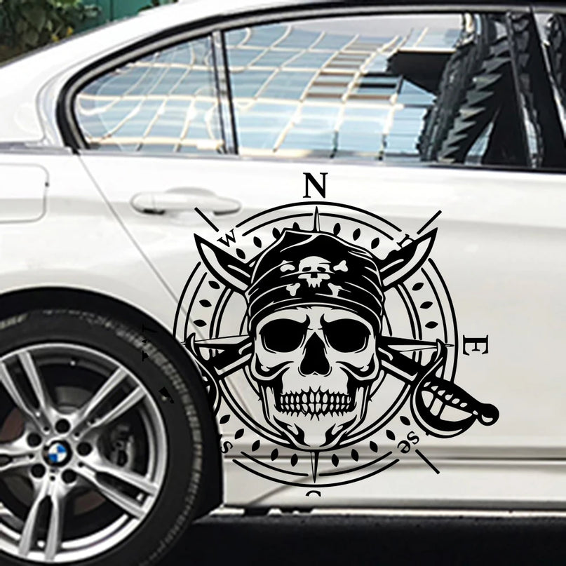 Piraten Windrose Aufkleber Weiss Totenkopf Kompass auf Fahrzeug