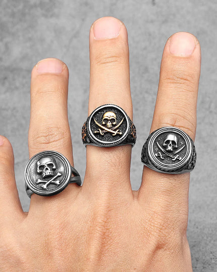 Totenkopf-Ring mit Piratensaebeln