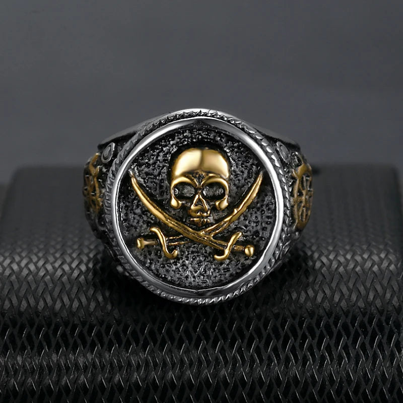 Silberner Totenkopf-Ring mit Piratensabeln