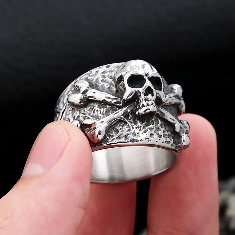 Breiter Totenkopf-Ring mit Kreuzknochen