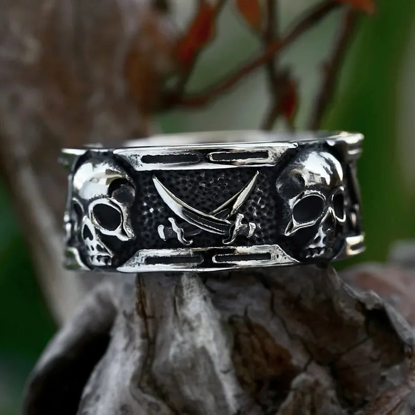 Totenkopf-Bandring mit gekreuzten Schwertern