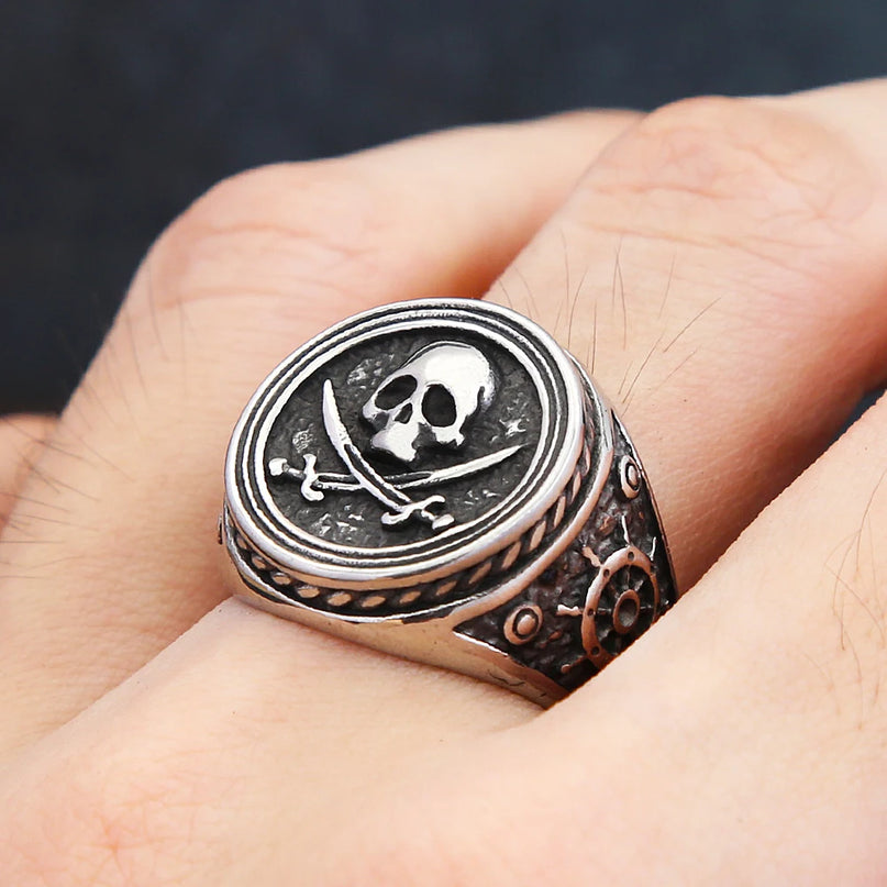 Totenkopf-Ring mit gekreuzten Saebeln