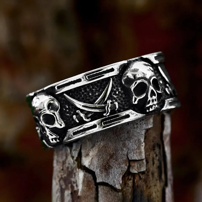 Totenkopf-Bandring mit gekreuzten Schwertern