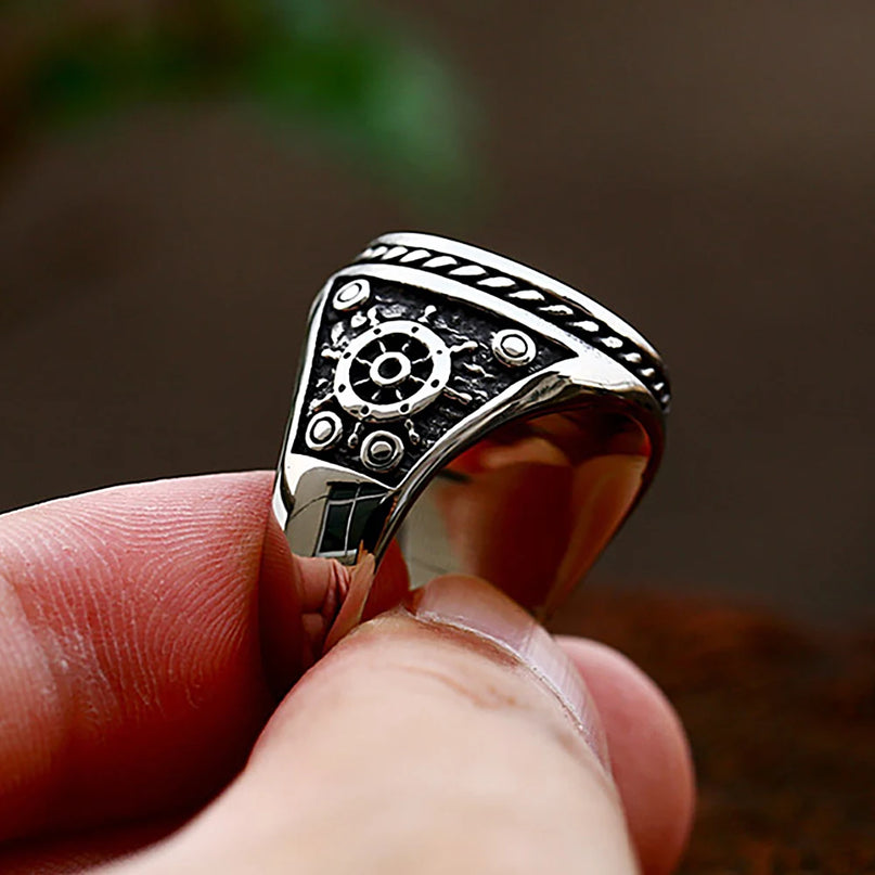 Totenkopf-Siegelring mit Sabeln