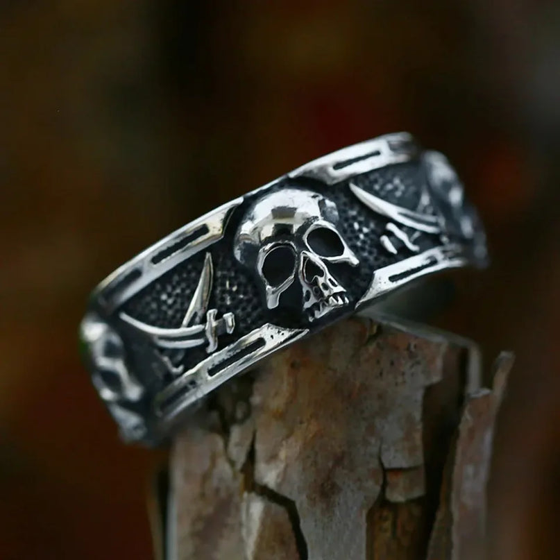 Totenkopf-Bandring mit gekreuzten Schwertern