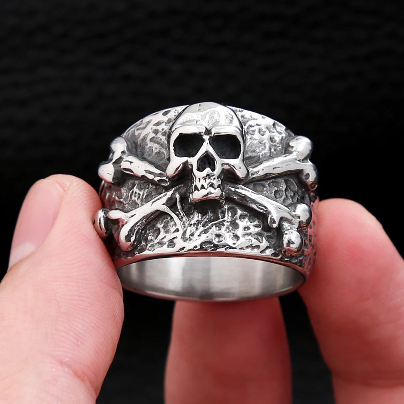 Breiter Totenkopf-Ring mit Kreuzknochen