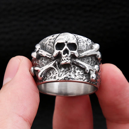 Breiter Totenkopf-Ring mit Kreuzknochen