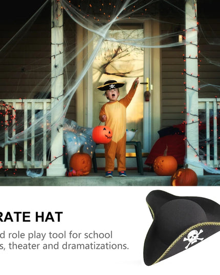 Piratenhut Kostuem Kinder beim Kuerbis-Schnitzen Halloween