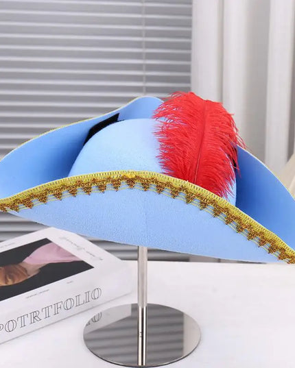 Dreispitz Piratenhut hellblau mit roter Feder und Goldborte