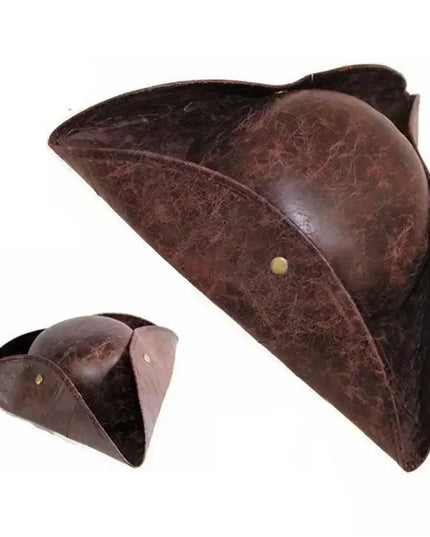 Piratenhut Dreispitz braun Kunstleder Messingknopf Nahaufnahme