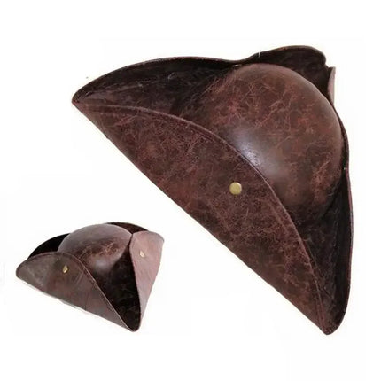 Piratenhut Dreispitz braun Kunstleder Messingknopf Nahaufnahme