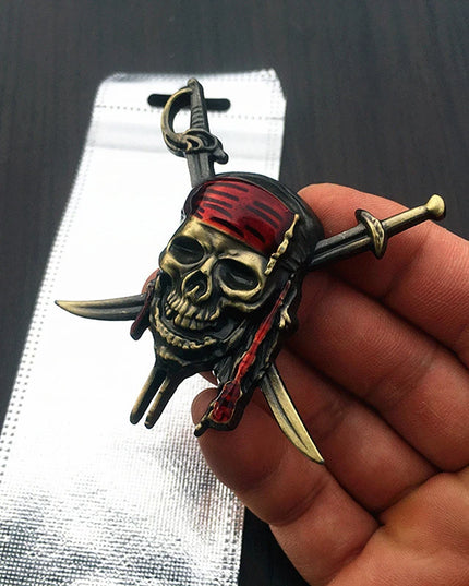 Piraten Emblem Aufkleber Gold Metall auf schwarzem Untergrund