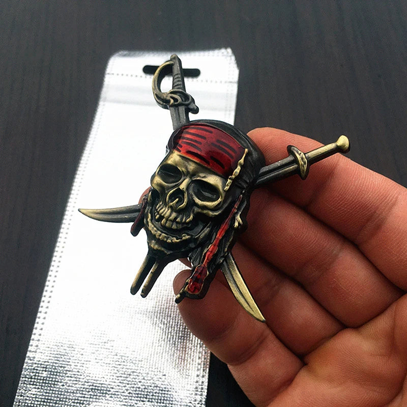 Piraten Emblem Aufkleber Gold Metall auf schwarzem Untergrund