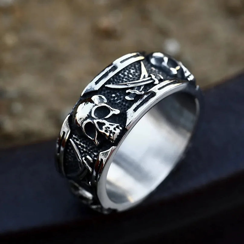 Totenkopf-Bandring mit gekreuzten Schwertern