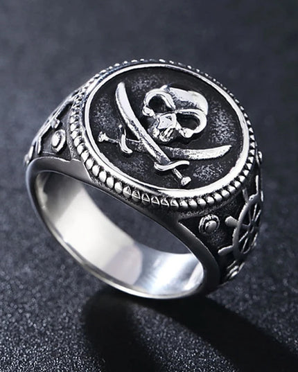 Silberner Totenkopf-Ring mit Piratensabeln