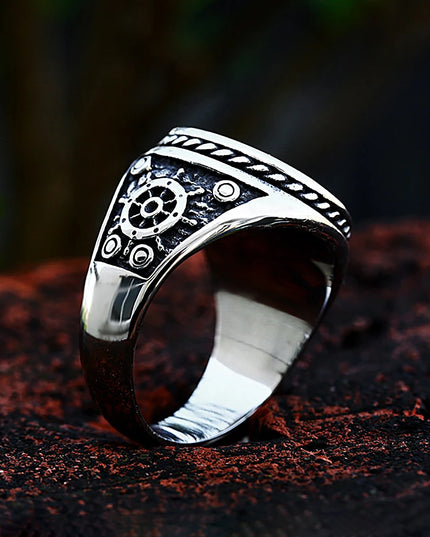 Goldener Skull-Ring im Piratenstil