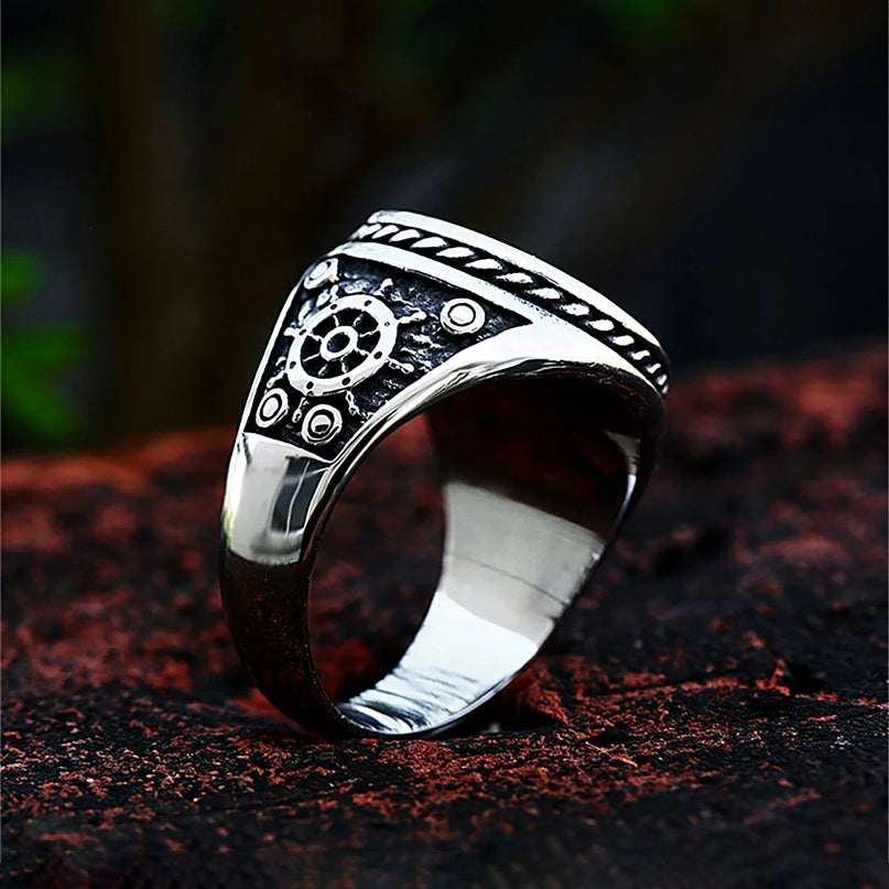 Goldener Skull-Ring im Piratenstil