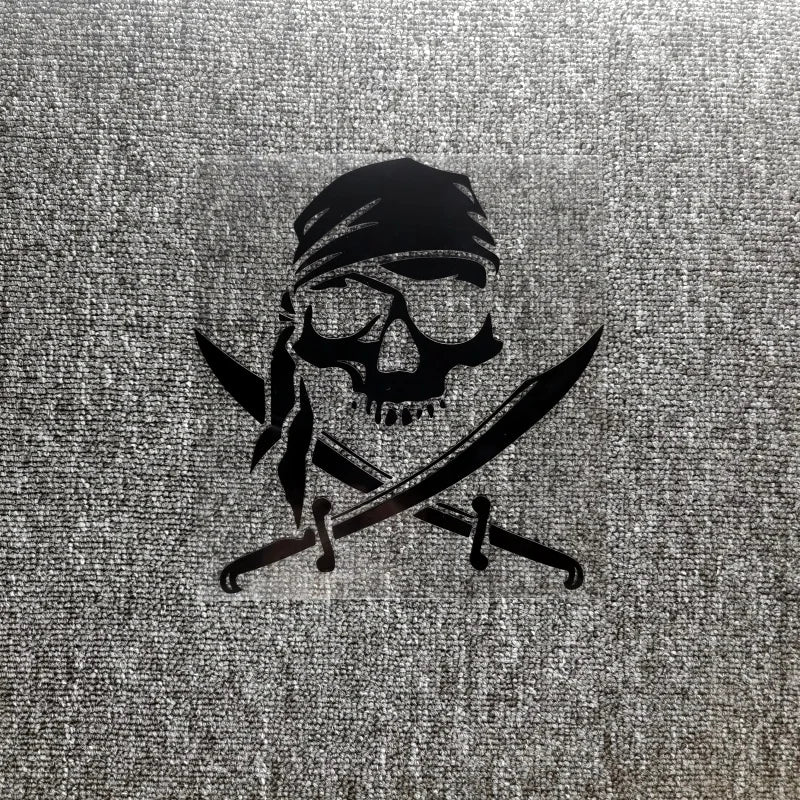 Totenkopf Aufkleber Schwert schwarz reflektierend auf Metalloberflaeche