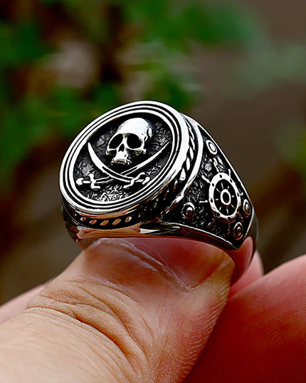 Totenkopf-Siegelring mit Sabeln
