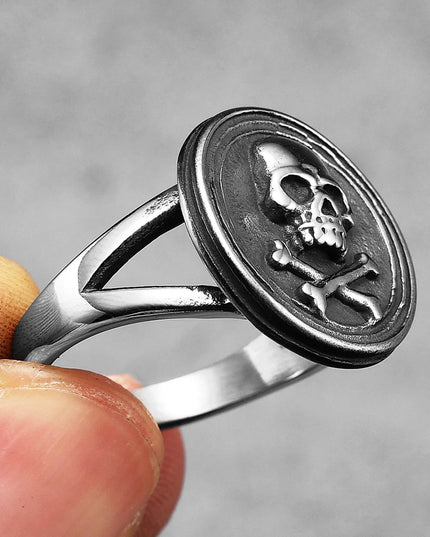 Totenkopf-Ring mit Piratensaebeln