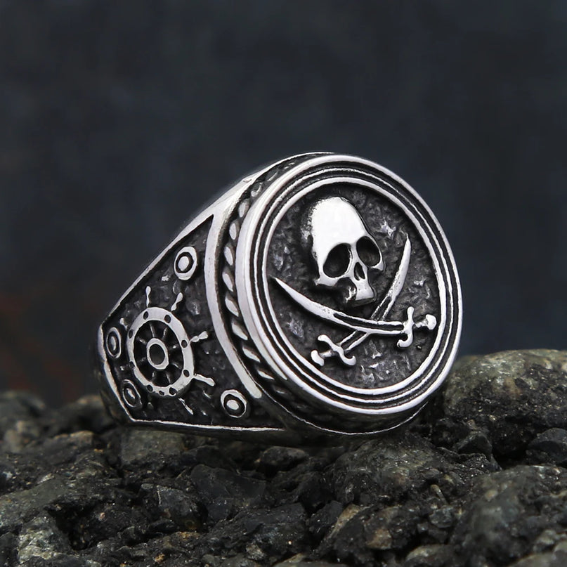 Totenkopf-Ring mit gekreuzten Saebeln