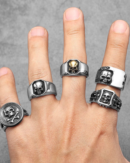 Totenkopf-Ring mit Piratensaebeln