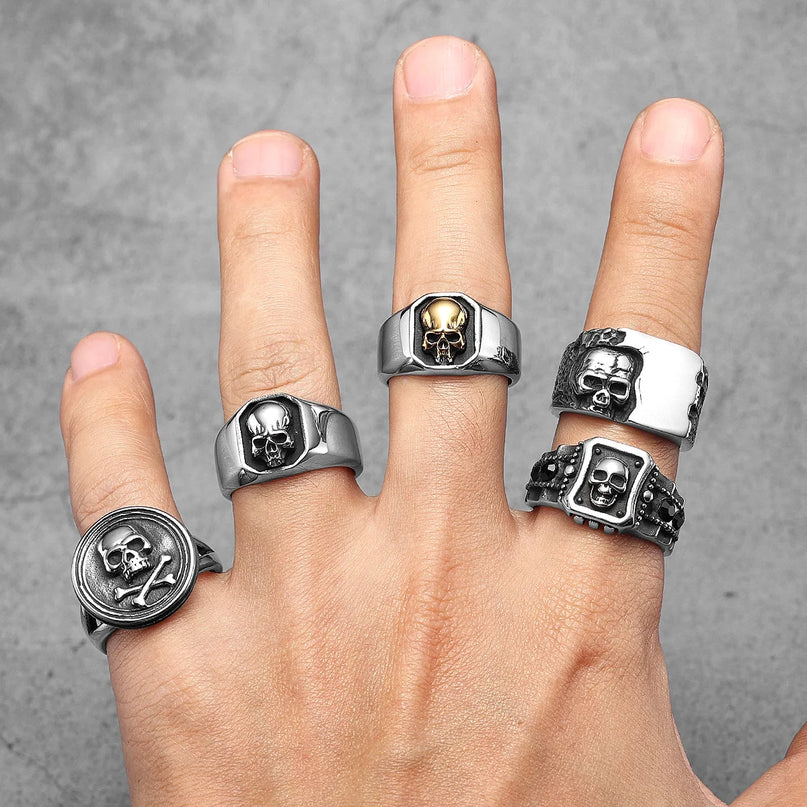 Goldener Piraten-Totenkopf Ring mit Sabeln