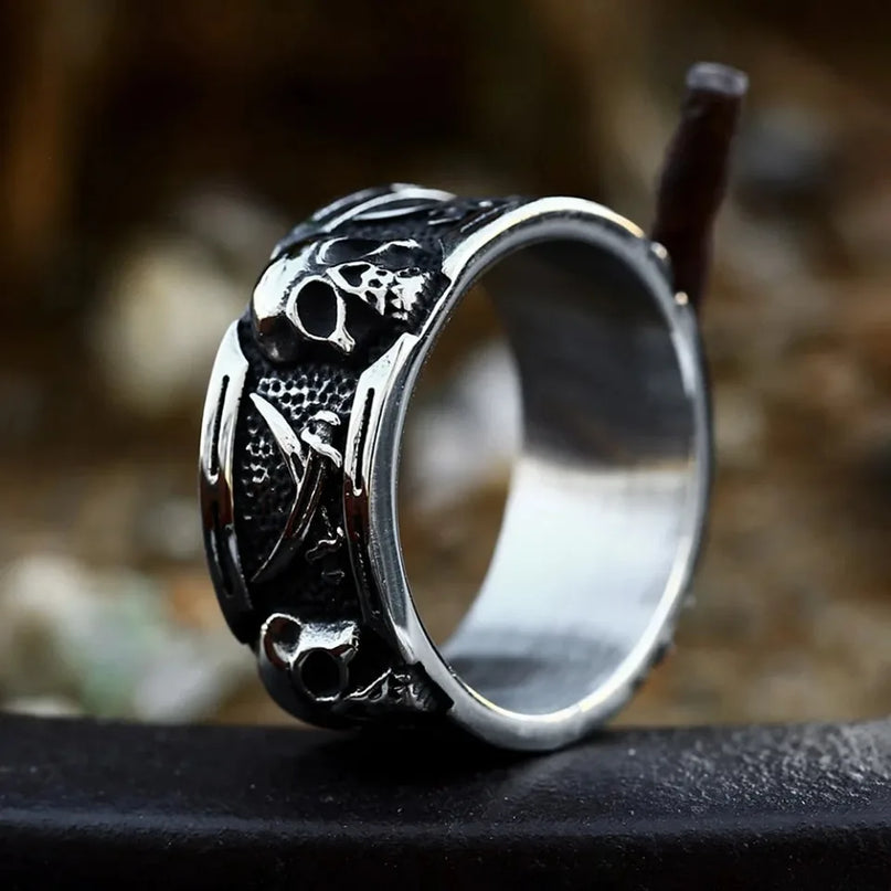 Totenkopf-Bandring mit gekreuzten Schwertern