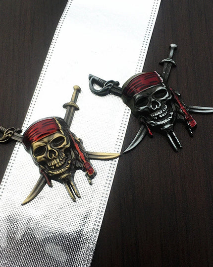 Goldenes Piraten Totenkopf Emblem Rueckseite Kleber