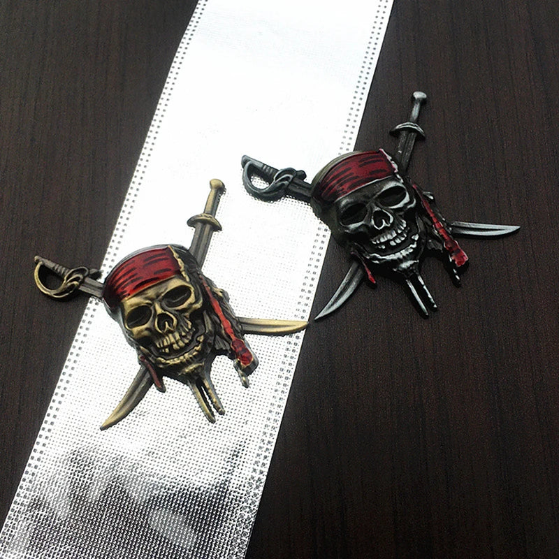Silbernes Piraten Totenkopf Emblem Rueckseite Kleber
