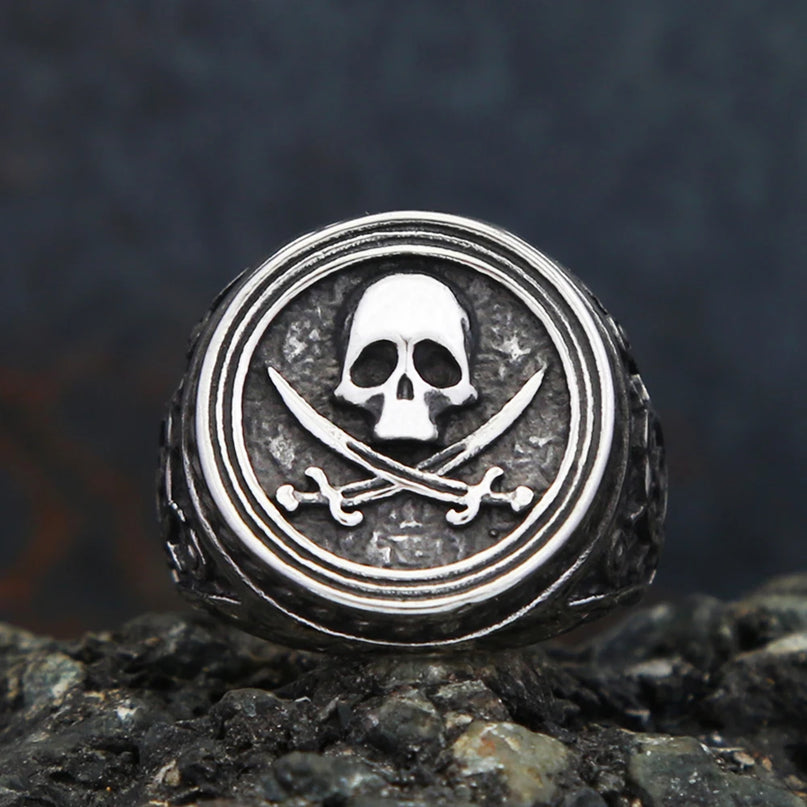 Totenkopf-Ring mit gekreuzten Saebeln
