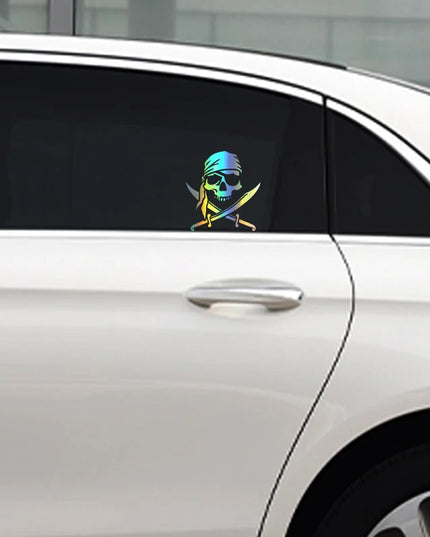 Piraten Totenkopf Gold Sticker auf dunklem Hintergrund