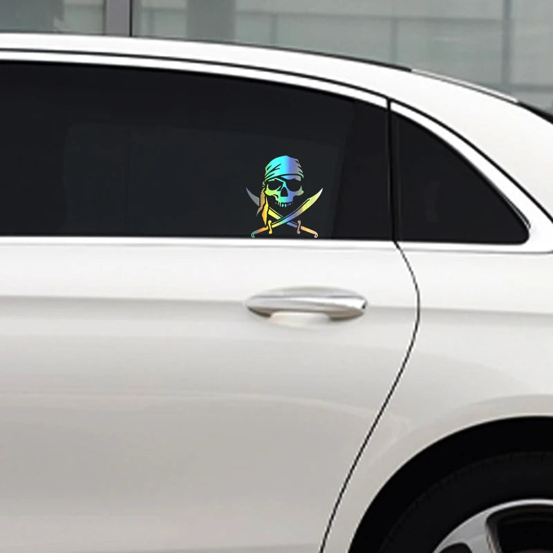 Piraten Totenkopf Gold Sticker auf dunklem Hintergrund