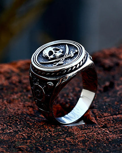 Goldener Skull-Ring im Piratenstil