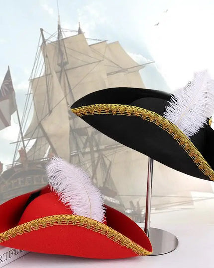 Piratenhut rot mit weisser Feder Frontalansicht