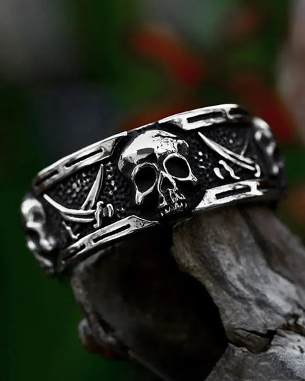 Totenkopf-Bandring mit gekreuzten Schwertern