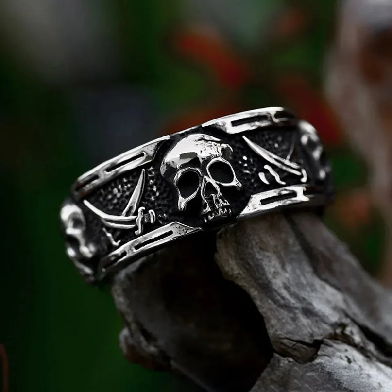 Totenkopf-Bandring mit gekreuzten Schwertern
