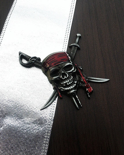 Piraten 3D Metall Emblem Gold Groessenvergleich Hand