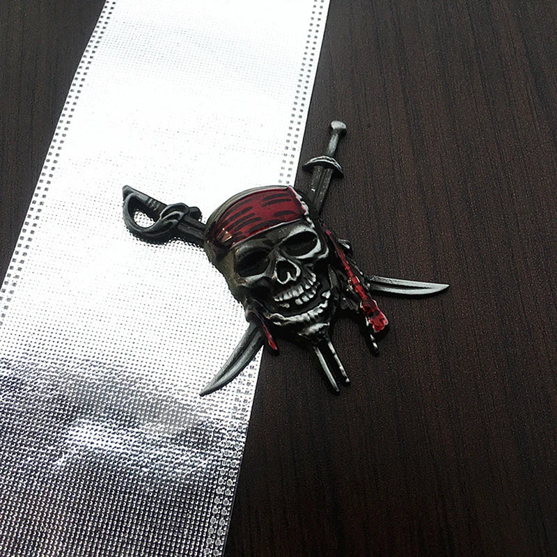 Piraten 3D Metall Emblem Silber Groessenvergleich Hand
